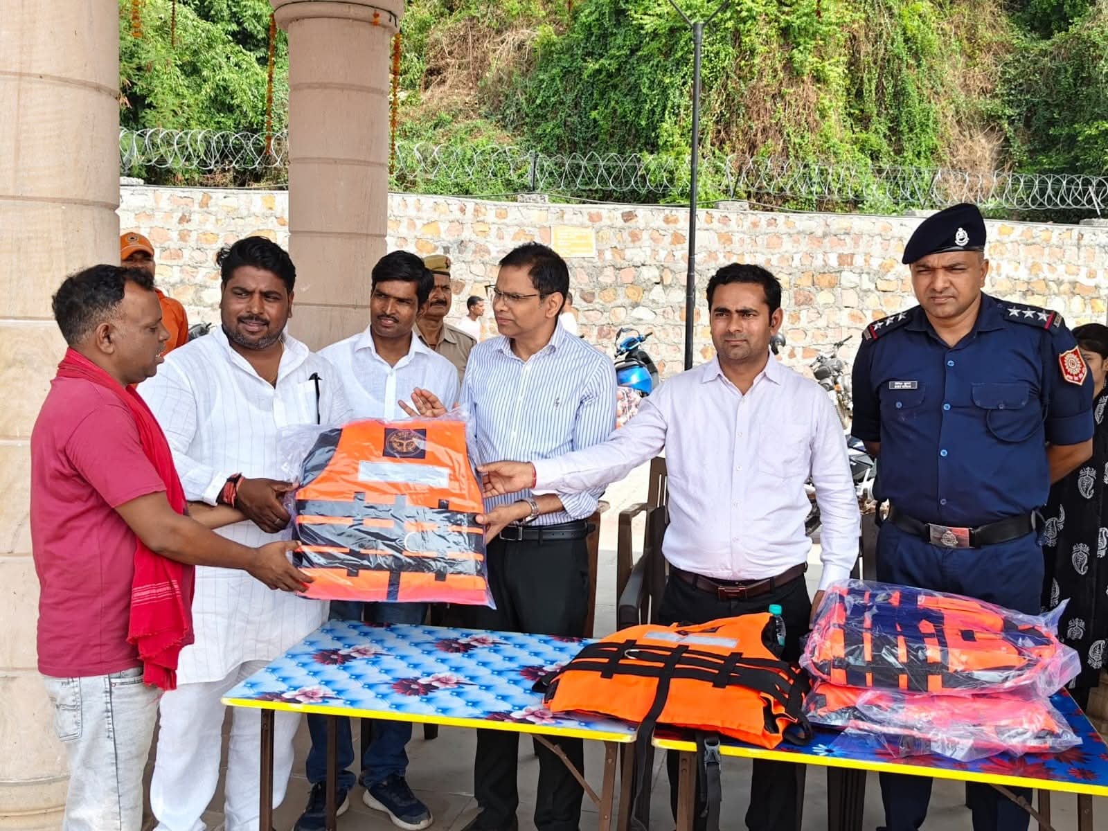 गंगा में लापरवाही पर लगेगा 'ब्रेक': 119 नाविकों को बंटीं 974 फ्री लाइफ जैकेट, अब बहानेबाजी नहीं चलेगी!