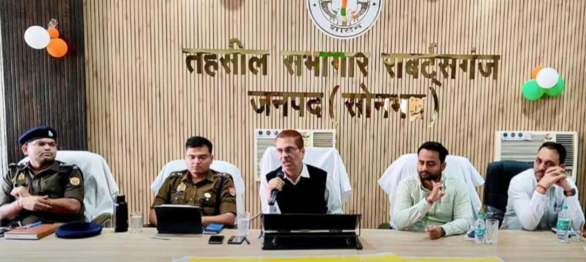 जनता के दरबार में पहुँचे 'साहब', बोले&mdash; लापरवाही हुई तो खैर नहीं!