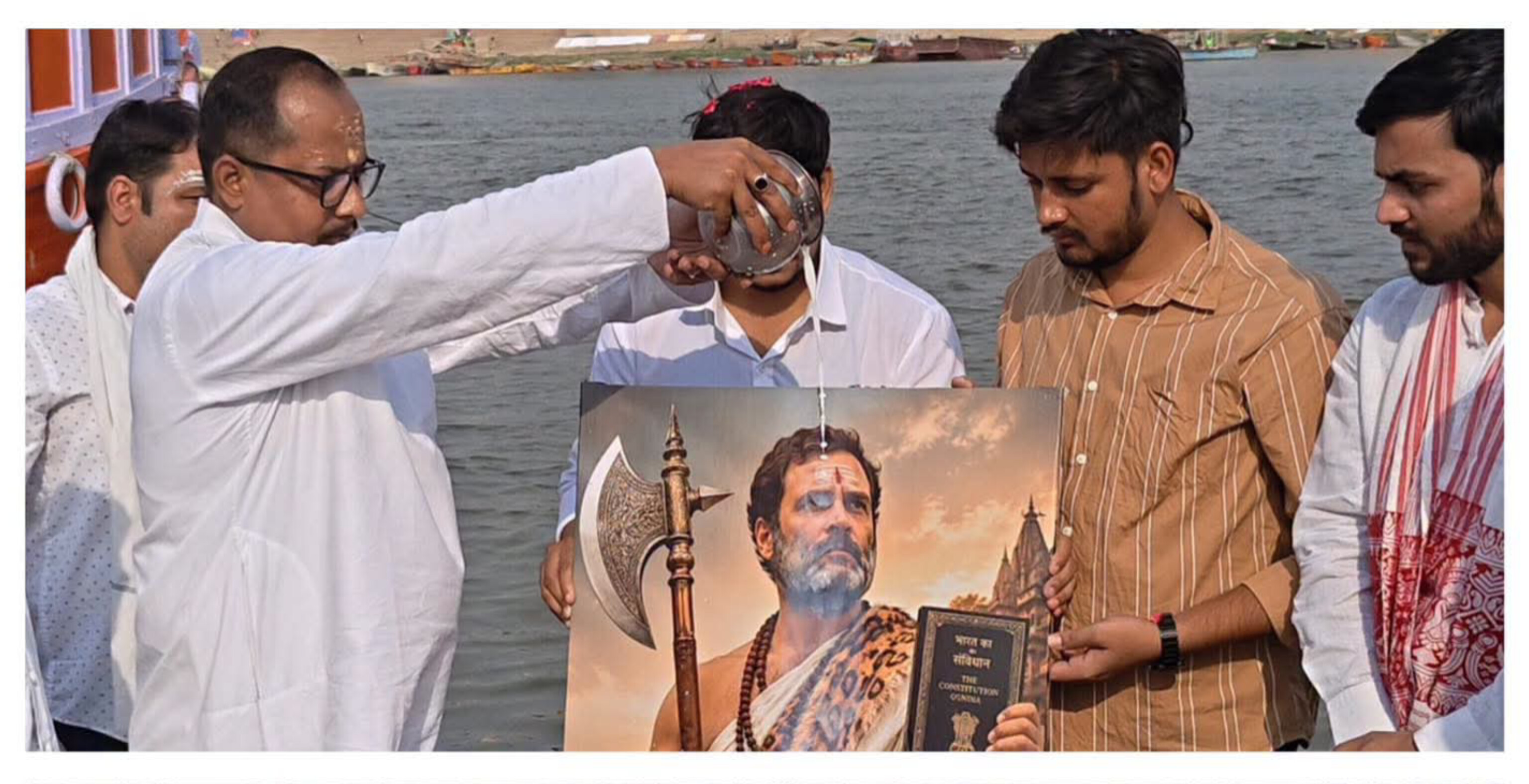 काशी में अनूठा जन्मोत्सव: 'परशुराम' रूप में दिखे राहुल गांधी, गंगा तट पर दूध से अभिषेक