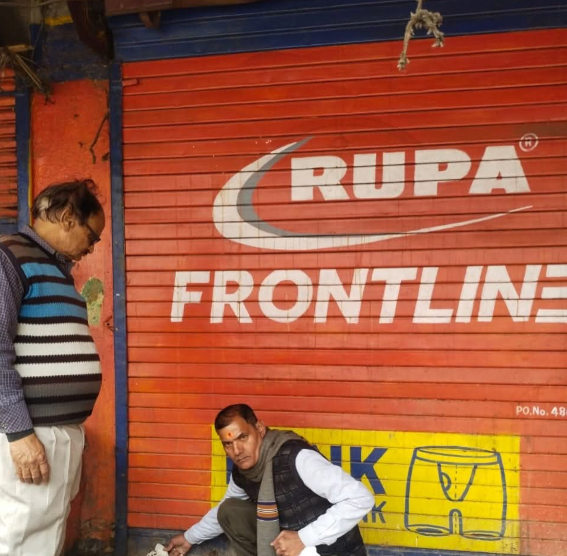 बकायेदारों पर नगर निगम का 'हंटर': मलदहिया में दुकानों पर जड़े ताले, 600 को अल्टीमेटम