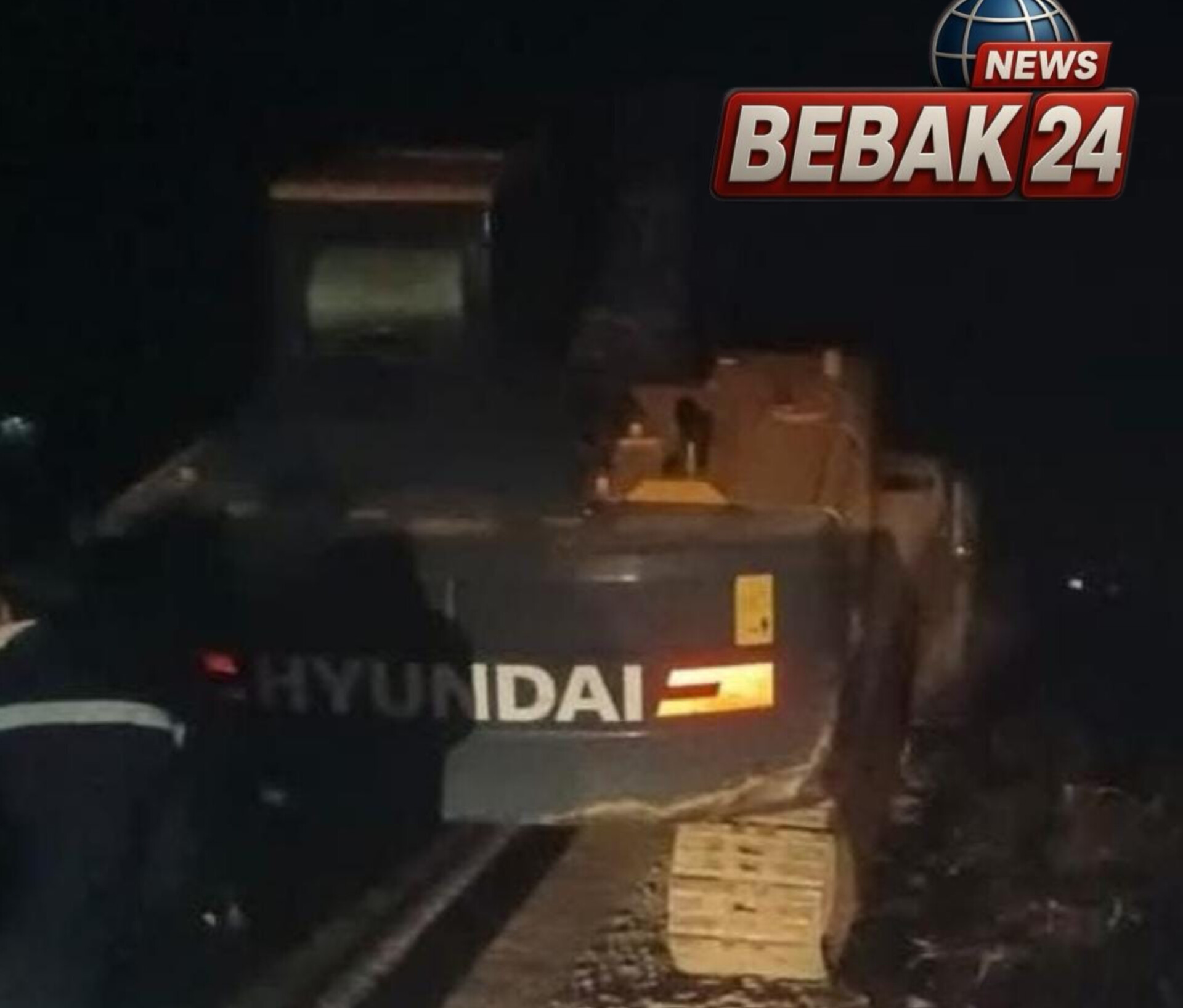 रेत माफिया पर प्रशासन का डंडा, लीज सीमा के बाहर खनन करती पोकलेन मशीन जब्त