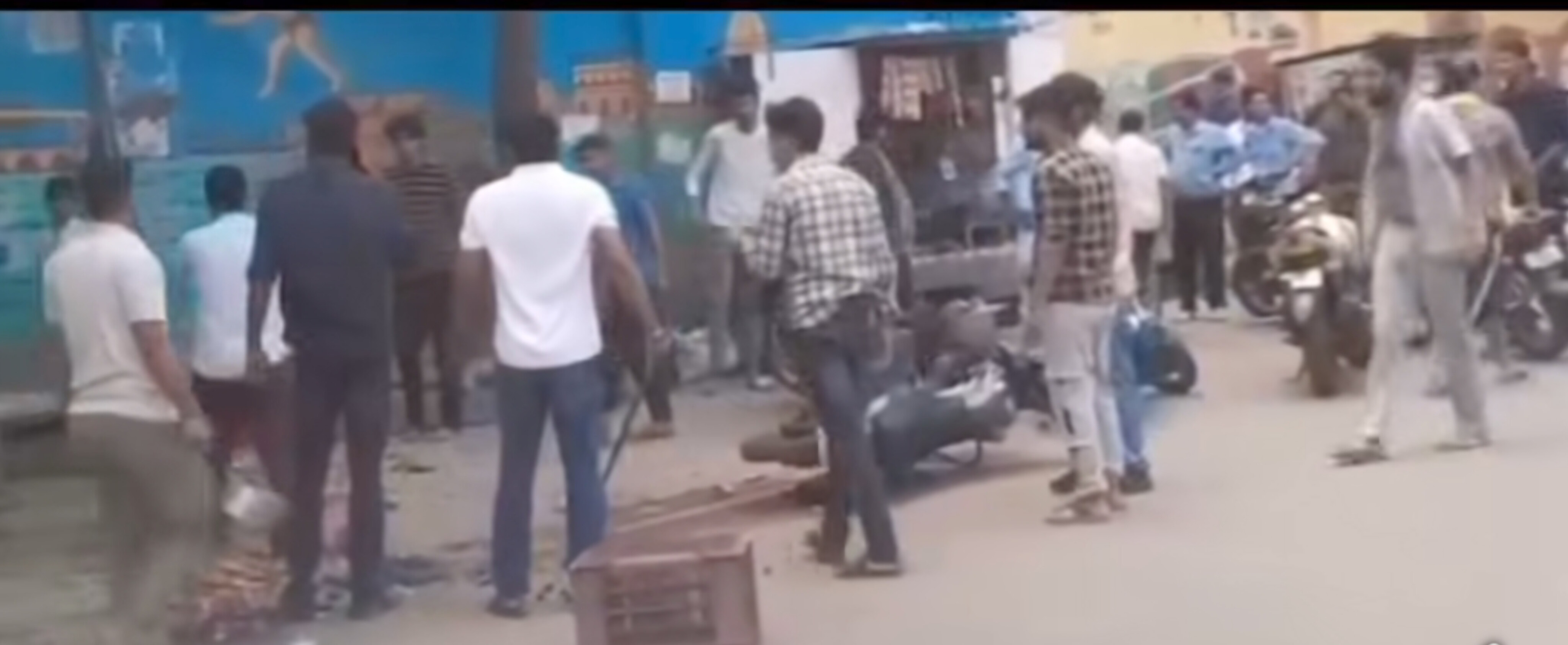 सीर गेट पर छात्र गुटों का तांडव, बीच सड़क चले ईंट-पत्थर और लाठी-डंडे!