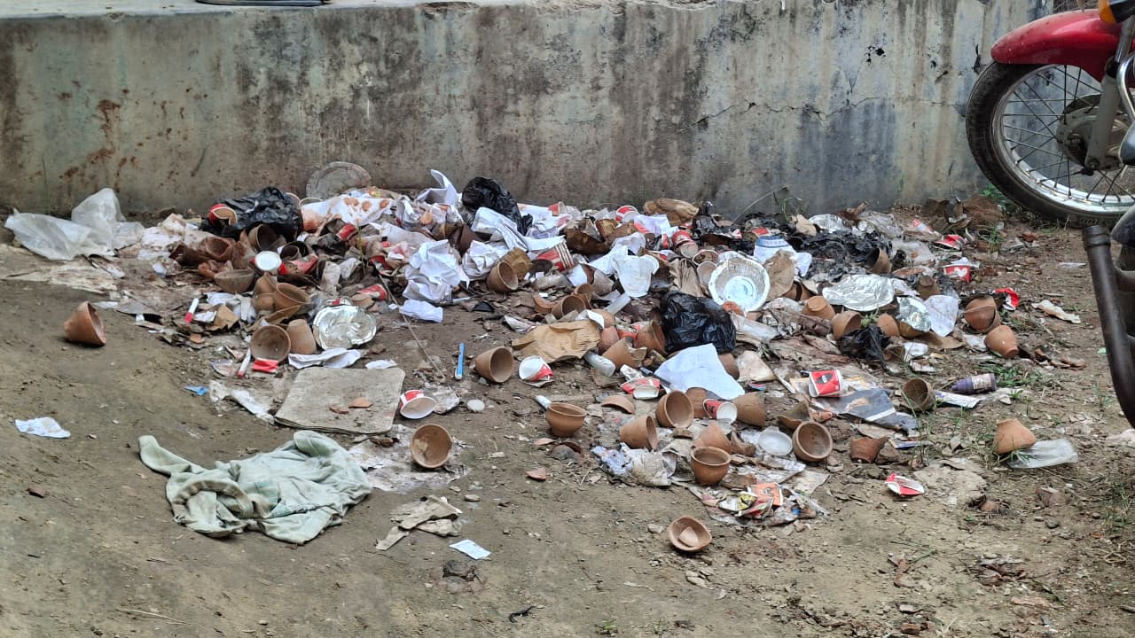 गंदगी से पटी जमानियां तहसील: अधिवक्ताओं ने तहसीलदार पर लगाया अनदेखी का आरोप