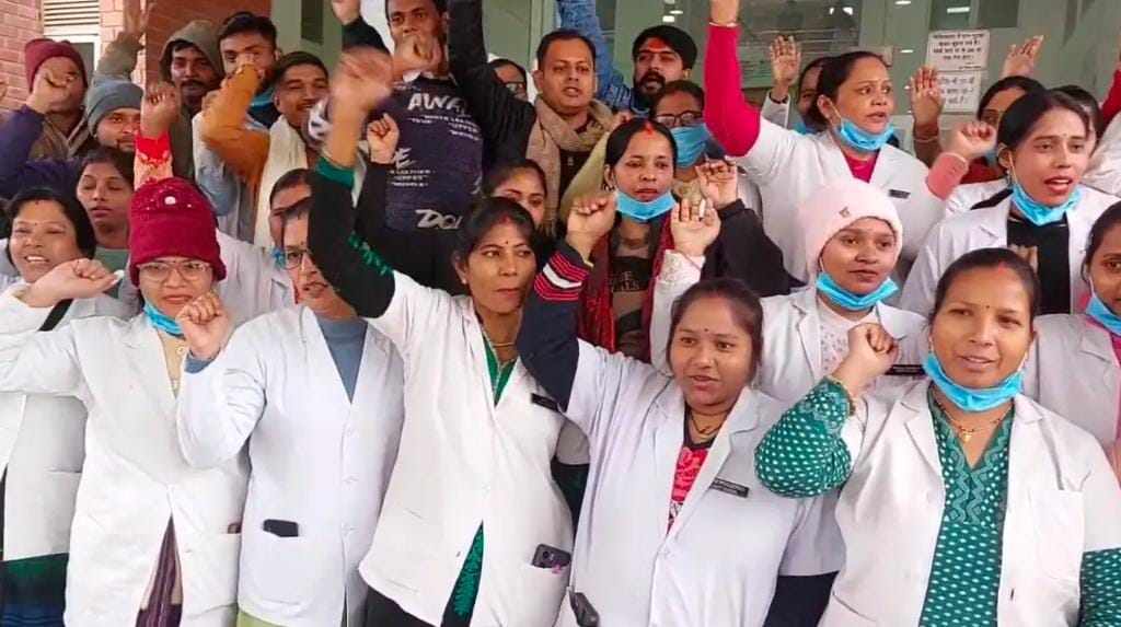 तीन माह से वेतन न मिलने पर भड़के आउटसोर्सिंग कर्मचारी, घेरा मेडिकल कॉलेज का गेट