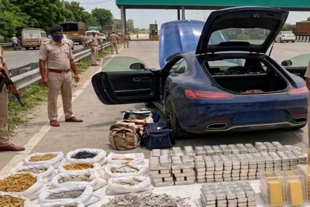 कार की तलाशी में खुला करोड़ों का राज, सड़क पर दौड़ रही थी दौलत से भरी गाड़ी! अयोध्या में साढ़े 3 कुंतल चांदी और सोना बरामद