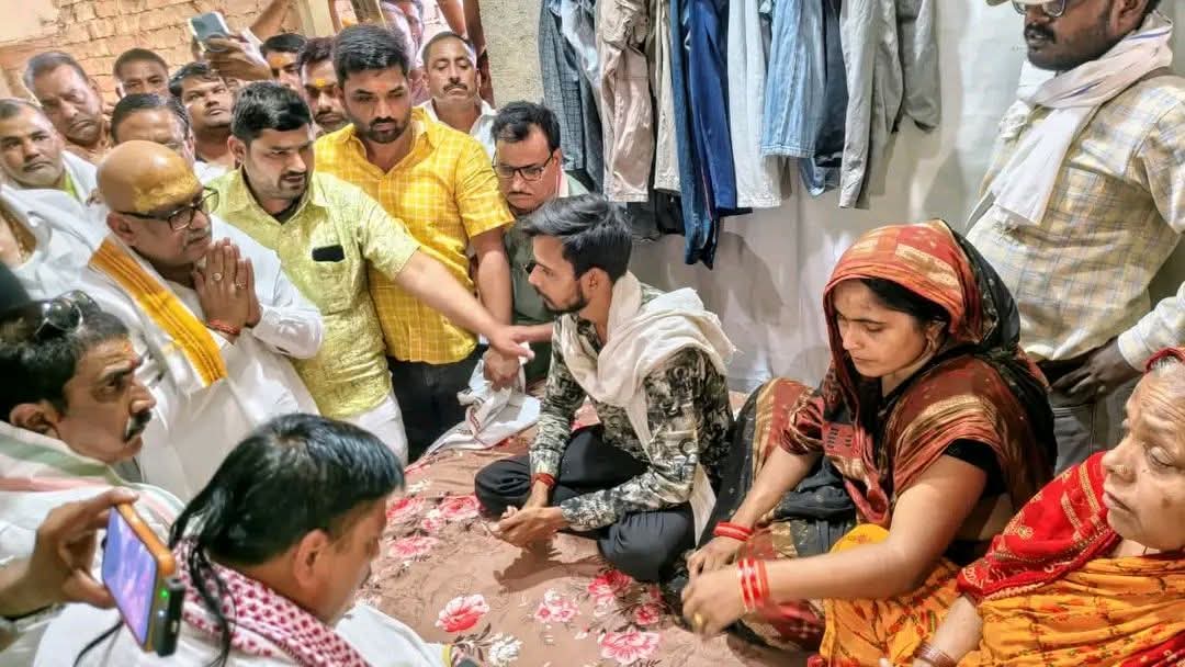 एनकाउंटर में मारे गए भरत तिवारी के घर पहुंचे अजय राय, बोले&ndash; 'आर-पार की होगी लड़ाई'