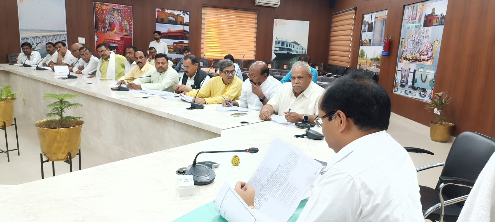 गाजीपुर: 'साहब' की सरपरस्ती और कृषि विभाग की मनमानी, फाइलों के अंबार पर सो रहे 'हाकिम'!