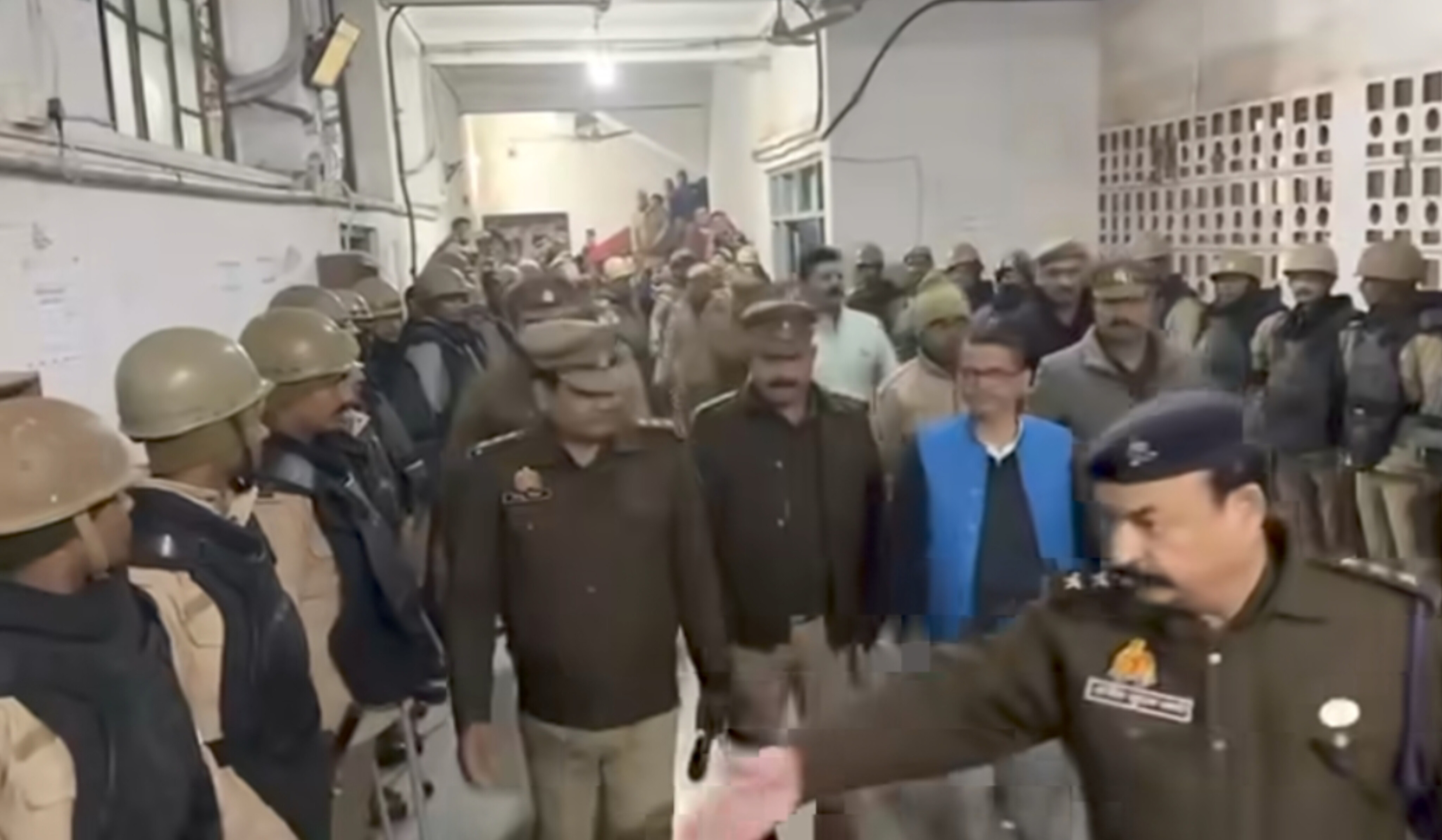  कोर्ट में हाई-वोल्टेज ड्रामा: अमिताभ ठाकुर के बोलने पर पुलिस का पहरा