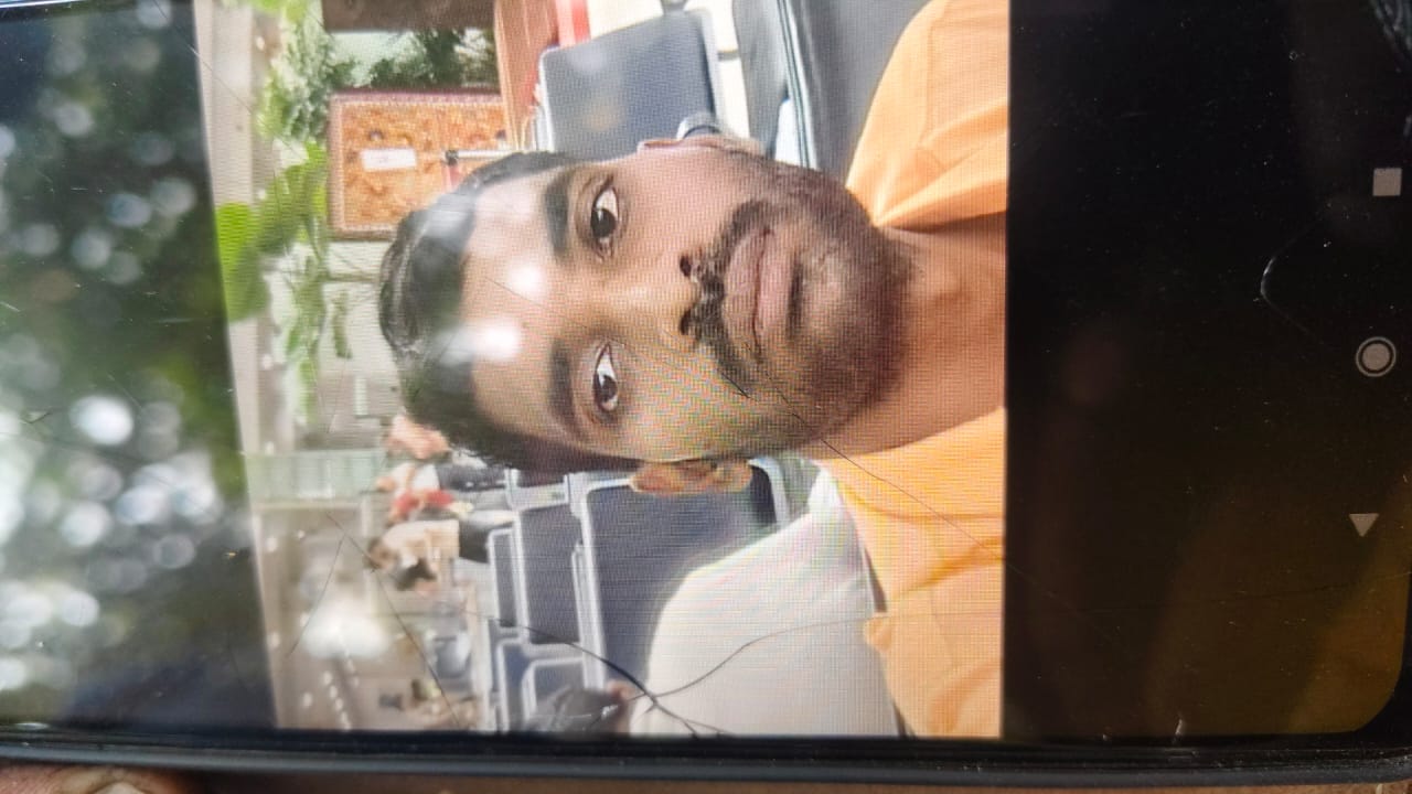 अज्ञात वाहन के धक्के से पति की मौत, पत्नी व बच्चा घायल