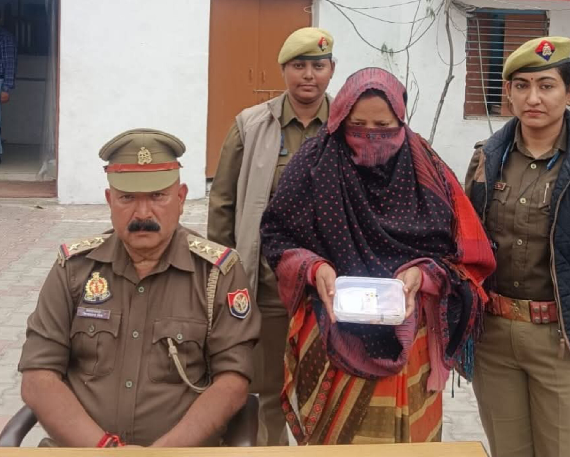 पाण्डेयपुर में 'लेडी नटवरलाल' का खेल खत्म: ग्राहक बनकर आई, गहने उड़ा ले गई; CCTV ने खोल दी पोल!