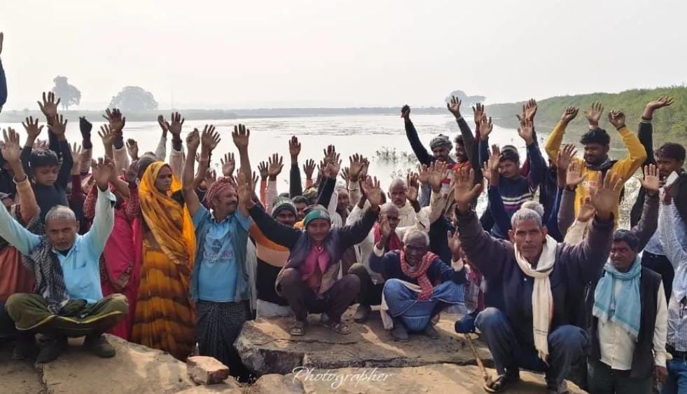सैकड़ों बीघा जमीन पानी में डूबी, आक्रोशित किसानों ने किया प्रदर्शन