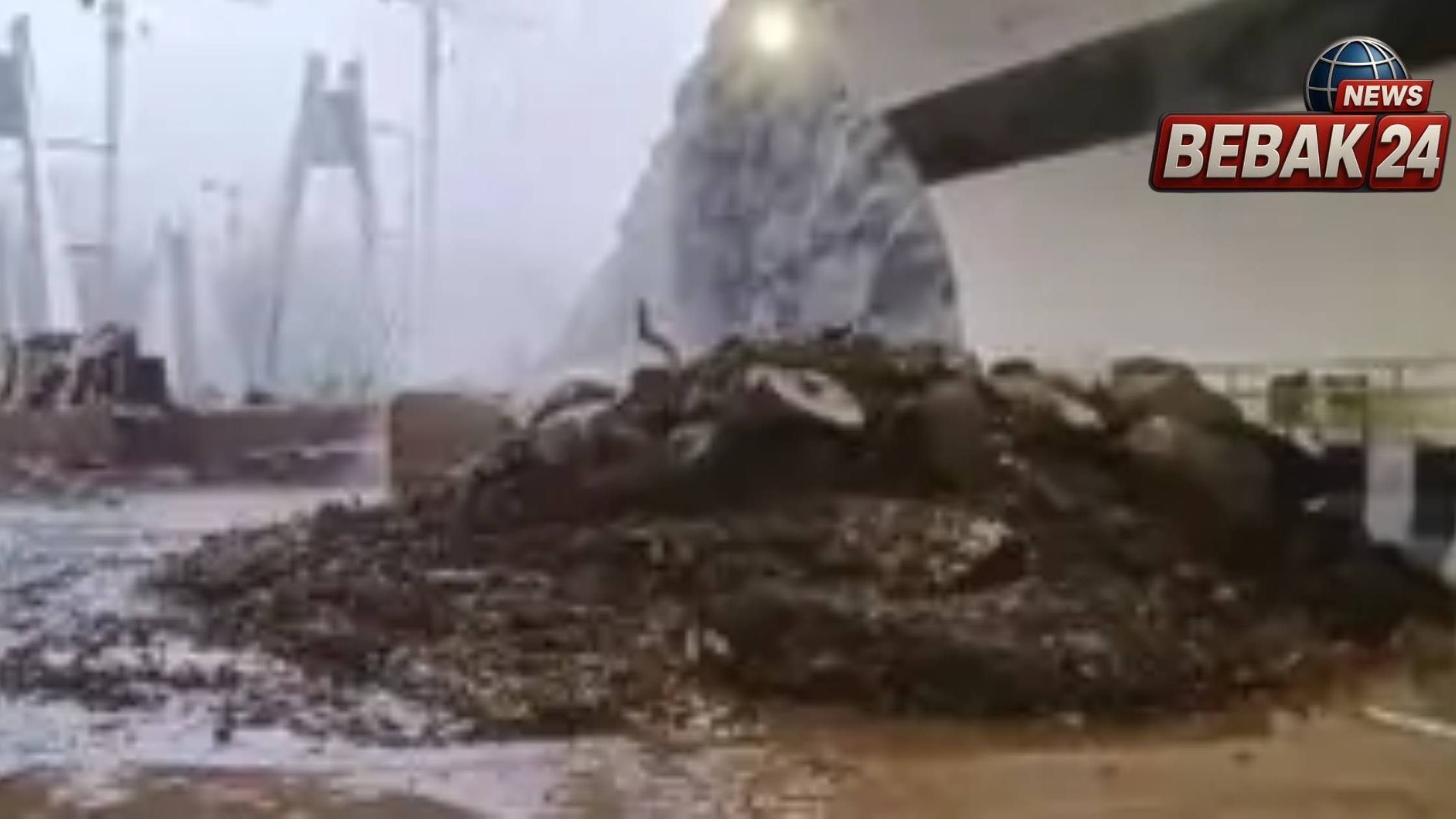 भारी बारिश के कारण मुंबई-पुणे एक्सप्रेसवे का हिस्सा टूटा, भूस्खलन के बाद दोनों तरफ से यातायात पूरी तरह ठप