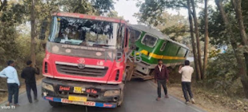 रनटोला मोड़ पर 'ब्रेक'! ट्रेन का इंजन लदा ट्रेलर फंसा, मुर्धवा-बीजपुर मार्ग पर महाजाम