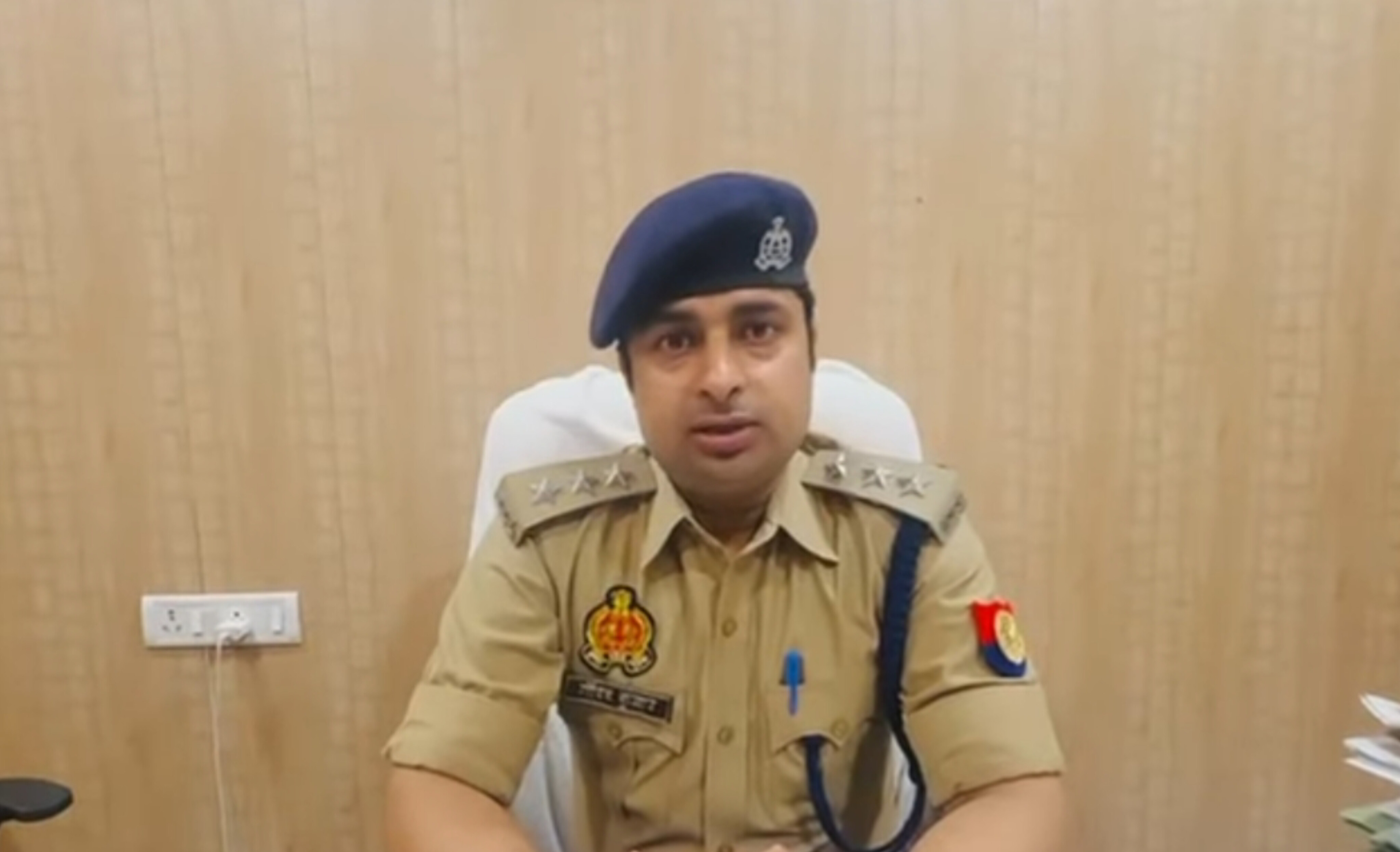 अस्सी घाट पर गुंडई: गंगा आरती कर्मियों पर जानलेवा हमला, मुख्य आरोपी सलाखों के पीछे! ​वाराणसी। धर्म की नगरी काशी के अस्सी घाट पर दबंगों के हौसले इस कदर बुलंद हैं कि अब वे मां गंगा की सेवा करने वाले भक्तों और आरती कर्मियों को भी निशाना बनाने से बाज नहीं आ रहे हैं। सोमवार की देर रात अस्सी घाट पर जो हुआ, उसने पुलिसिया इकबाल और सुरक्षा व्यवस्था पर गंभीर सवाल खड़े कर दिए हैं। हालांकि, घटना के बाद  पुलिस की त्वरित कार्रवाई ने मुख्य आरोपी को दबोच लिया है। ​क्या है पूरा मामला? ​मिली जानकारी के मुताबिक, चित्रकूट के रहने वाले यश द्विवेदी, जो काशी में रहकर पढ़ाई के साथ-साथ अस्सी घाट पर होने वाली विश्व प्रसिद्ध गंगा आरती में सहयोग करते हैं, सोमवार रात अपनी ड्यूटी के बाद वापस लौट रहे थे। तभी मछली बंदर मठ के पास घात लगाए बैठे दबंगों ने उन्हें घेर लिया। ​प्रत्यक्षदर्शियों की मानें तो मामूली कहासुनी को मुद्दा बनाकर दबंगों ने यश पर हमला बोल दिया। बात सिर्फ गाली-गलौज तक नहीं रुकी; हमलावरों ने यश को लात-घूसों से बेरहमी से पीटा। हद तो तब हो गई जब एक सिरफिरे आरोपी ने बाइक की चाबी से यश के सिर पर ताबड़तोड़ वार कर दिए। खून से लथपथ यश किसी तरह अपनी जान बचाकर पुलिस चौकी पहुंचे। ​एक्शन में लंका पुलिस: मुख्य आरोपी ढेर ​मामला अस्सी घाट और गंगा आरती से जुड़ा था, लिहाजा पुलिस महकमे में भी खलबली मच गई। लंका पुलिस ने बिना वक्त गंवाए दबिश दी और मुख्य आरोपी आयुष को धर दबोचा। पूछताछ में इस खूनी खेल में शामिल अन्य चेहरों के नाम भी बेनकाब हुए हैं, जिनकी कुंडली खंगालकर पुलिस उनकी तलाश में छापेमारी कर रही है। ​एसीपी भेलूपुर का सख्त संदेश ​इस पूरे मामले पर एसीपी भेलूपुर गौरव कुमार ने कहा कि, "कानून हाथ में लेने वालों की जगह सलाखों के पीछे है। मुकदमा दर्ज कर लिया गया है और बाकी बचे आरोपियों को भी बहुत जल्द खोज निकाला जाएगा। अस्सी घाट जैसी संवेदनशील जगह पर गुंडागर्दी कतई बर्दाश्त नहीं की जाएगी।" ​बेबाक राय: काशी की पहचान उसकी संस्कृति और सेवा से है। अगर आरती कर्मियों पर इस तरह के कायराना हमले होंगे, तो श्रद्धालुओं में क्या संदेश जाएगा? पुलिस ने एक को तो पकड़ लिया, लेकिन सवाल यह है कि इन 'गली के गुंडों' में कानून का खौफ पैदा कब होगा? बेबाक 24 इस मामले की पल-पल की अपडेट आप तक पहुँचाता रहेगा।