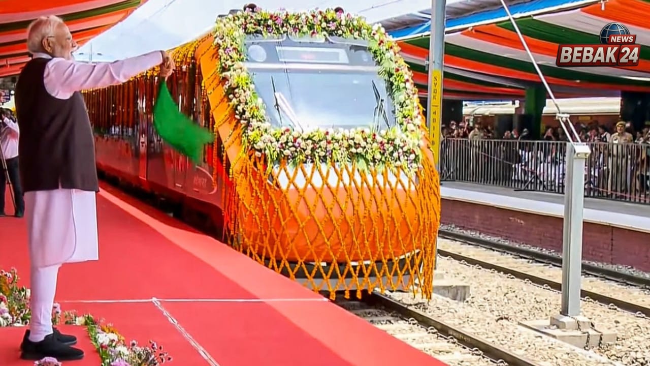 'भारतीयों की, भारतीयों द्वारा बनी ट्रेन': काशी से PM मोदी ने दिखाई 4 नई वंदे भारत को हरी झंडी; देश में 160 से अधिक सेवाएं शुरू