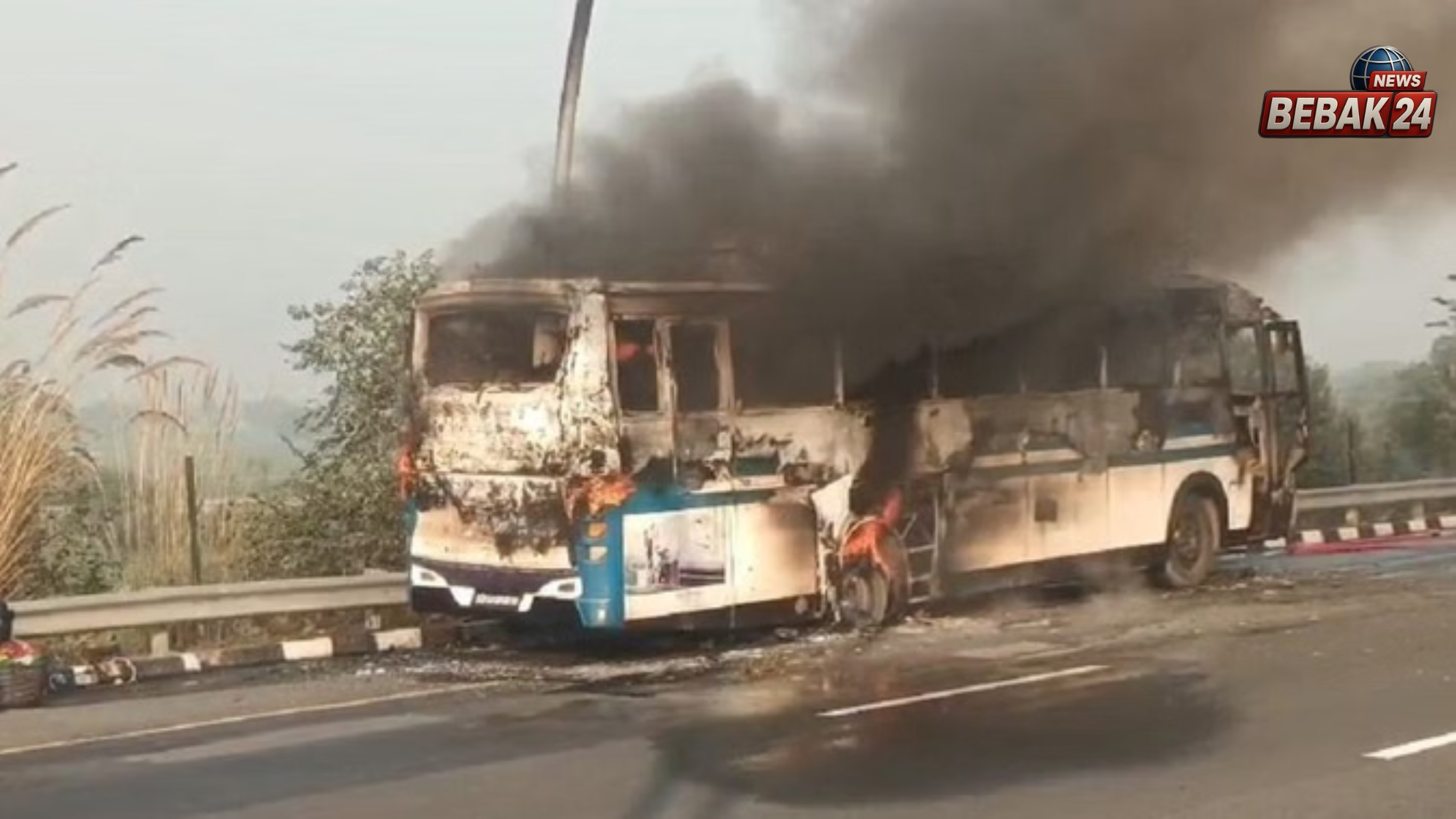 UP: आगरा-लखनऊ एक्सप्रेसवे पर बस बनी आग का गोला, 45 नेपाली यात्रियों की बाल-बाल बची जान, सामान जलकर खाक