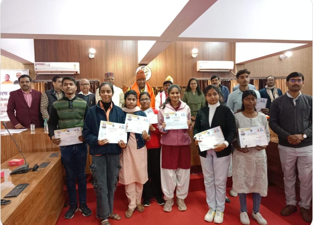 अटल बिहारी वाजपेयी की जन्म शताब्दी पर मेधावियों ने बिखेरी चमक, पुरस्कारों से हुए नवाजे