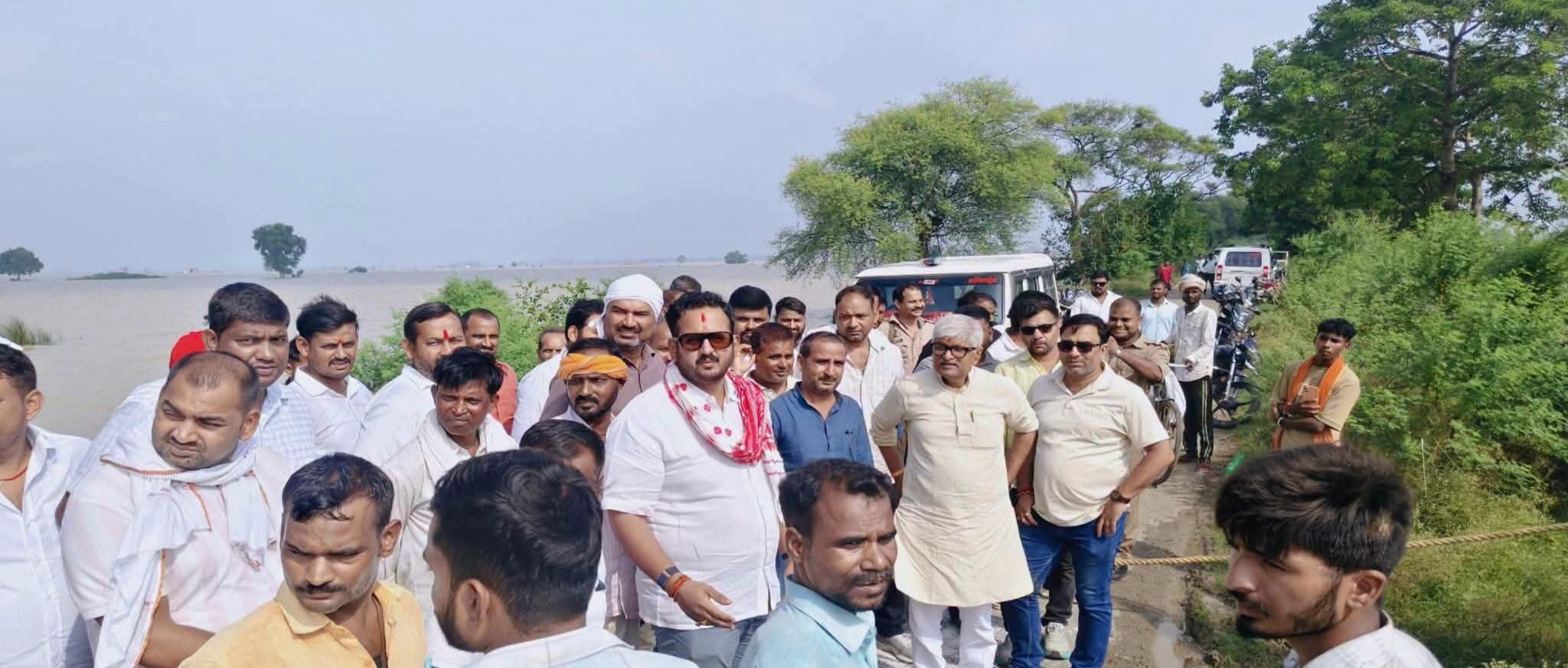 गंगा के रौद्र रूप से थर्राया मुहम्मदाबाद, बाढ़ के पानी को चीरते हुए धरातल पर उतरे पीयूष राय; ग्रामीणों का पूछा हाल
