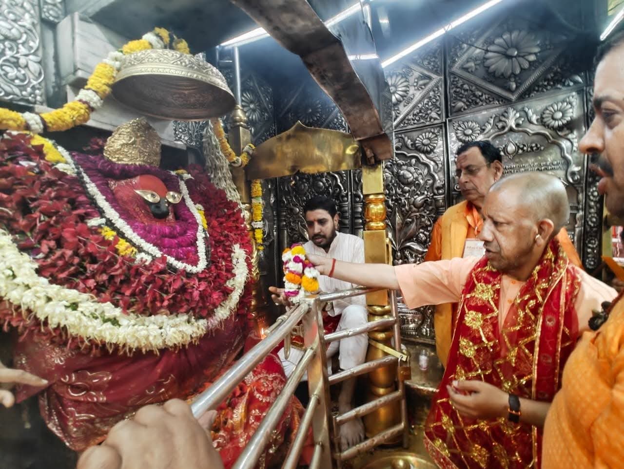 नवरात्रि से पहले एक्शन मोड में CM योगी! विंध्यवासिनी धाम में मत्था टेक अधिकारियों को दी 'डेडलाइन'