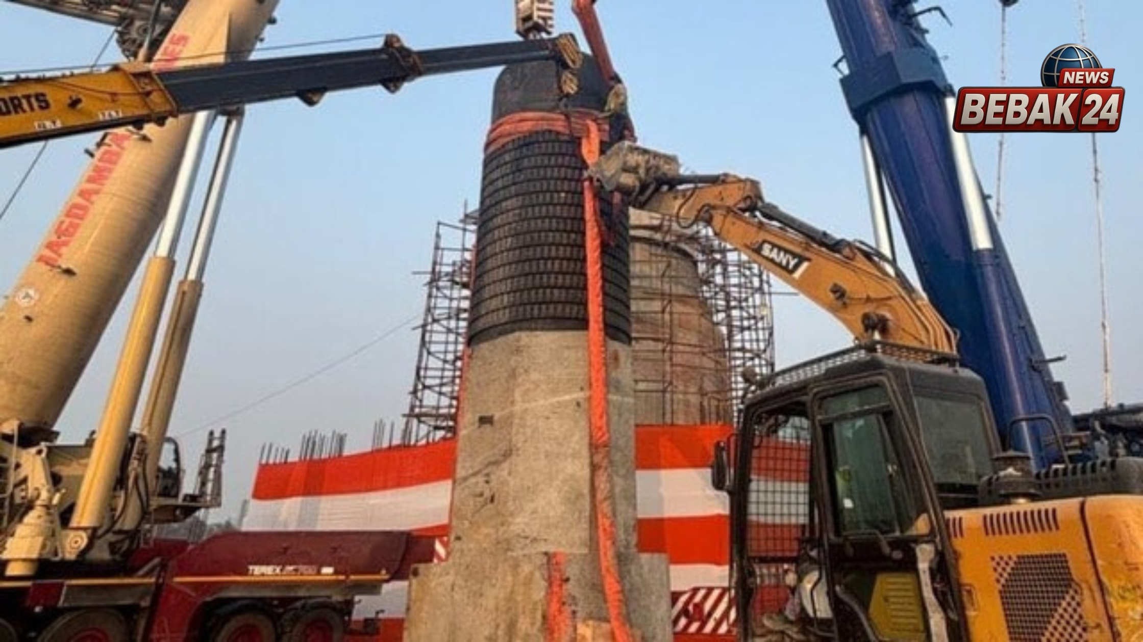 मोतिहारी में रचा गया इतिहास: दुनिया के सबसे बड़े शिवलिंग का हुआ भव्य अभिषेक, हेलिकॉप्टर से बरसे फूल