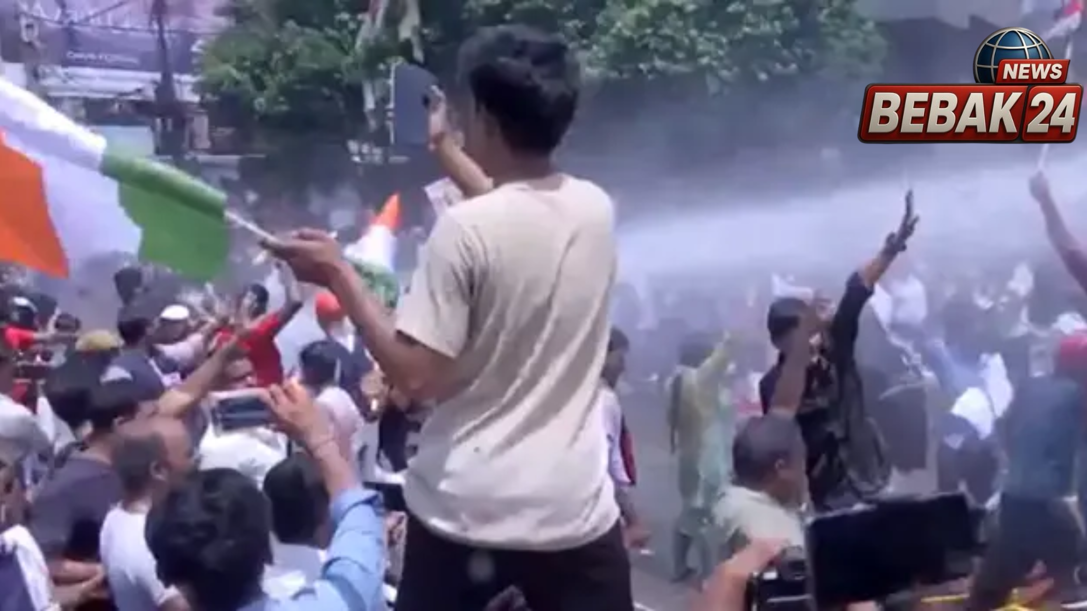 पटना में छात्रों का प्रदर्शन उग्र, वाटर कैनन चला; कई हिरासत में