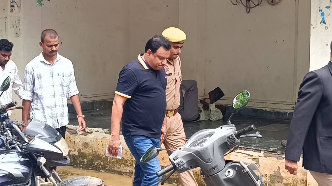 सोनभद्र में 'खनन माफिया' पर कसता शिकंजा: मुंबई से दबोचे गए सपा नेता इश्तियाक खान; वकील की दलीलों और पुलिस की कार्रवाई के बीच उठे ये तीखे सवाल