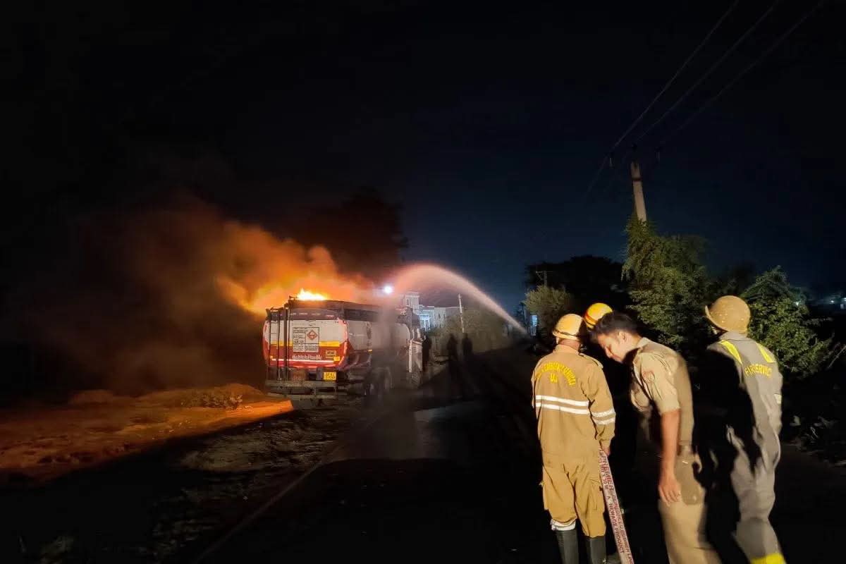 पेट्रोल से भरे इंडियन ऑयल के टैंकर में लगी भीषण आग, टला बड़ा हादसा