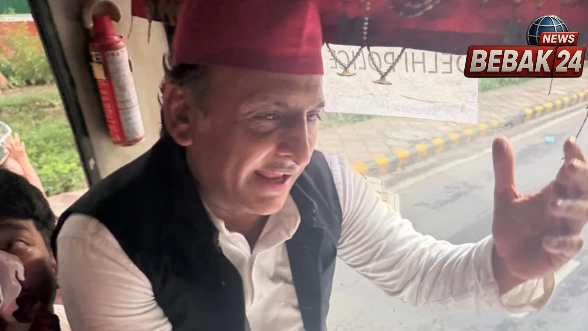 &lsquo;कहां ले जा रहे हो पुलिस भाई&rsquo;&mdash; पुलिस वैन से अखिलेश यादव का वीडियो हुआ वायरल