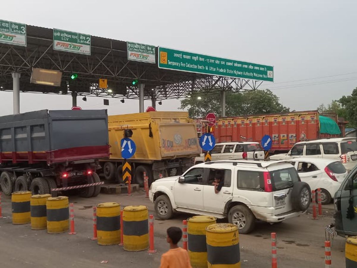 अहरौरा टोल प्लाजा बना 'वसूली अड्डा': ट्रक चालक से मारपीट कर जबरन खाते में ट्रांसफर कराए 20 हजार,  40 हजार की थी मांग