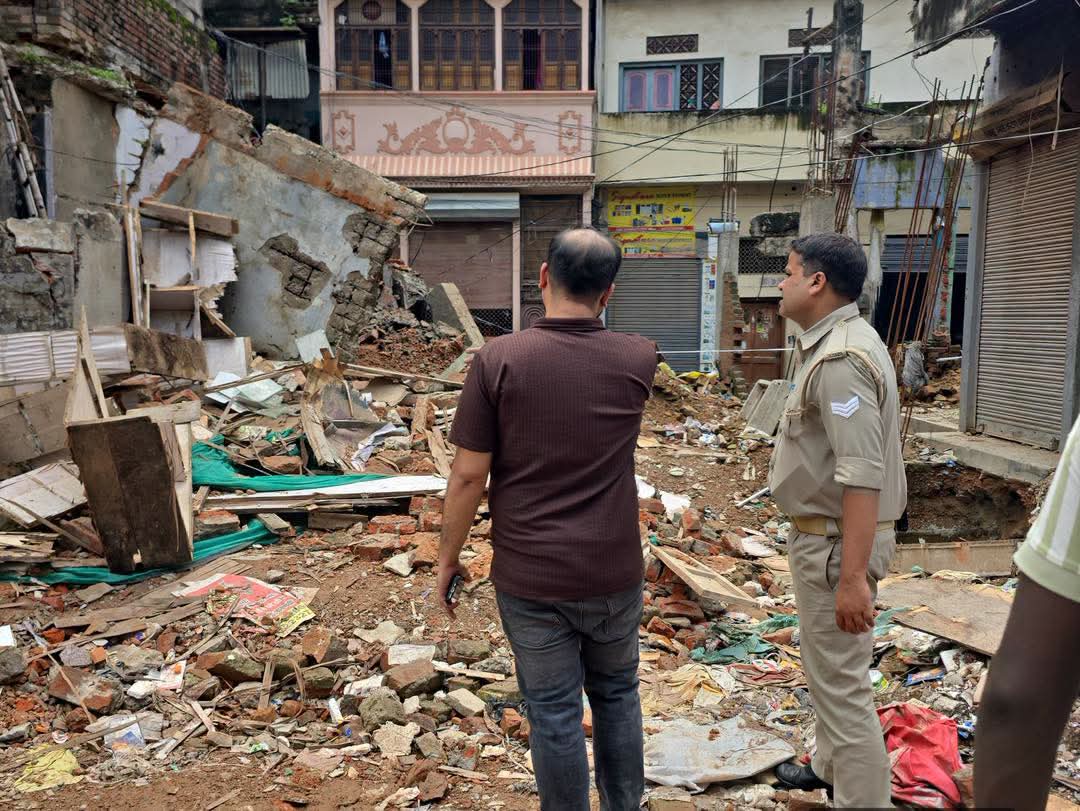 आधी रात को 'कानून' को जेब में रख घूमे दबंग, दालमंडी में जेसीबी चलाकर जमींदोज कर दी घड़ी कारोबारी की दुकान!