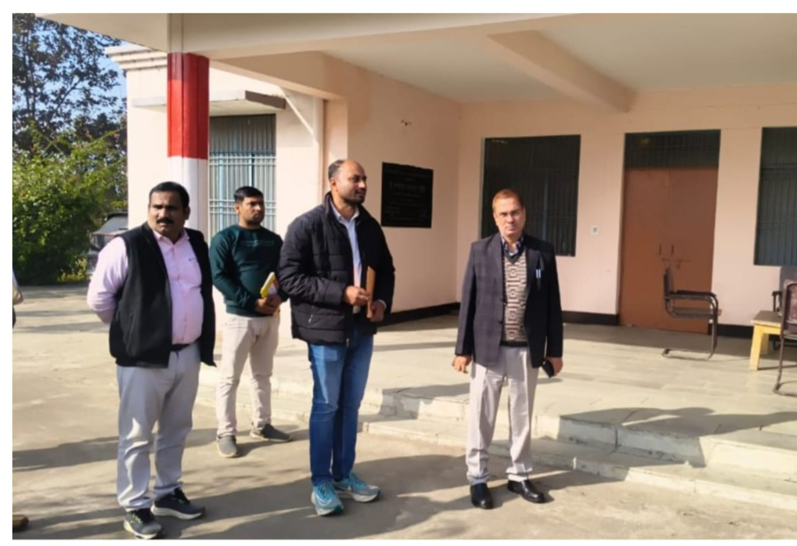 डीएम ने कठपुरवा मिनी स्टेडियम का परखा हाल, जर्जर भवन ढहाने के निर्देश