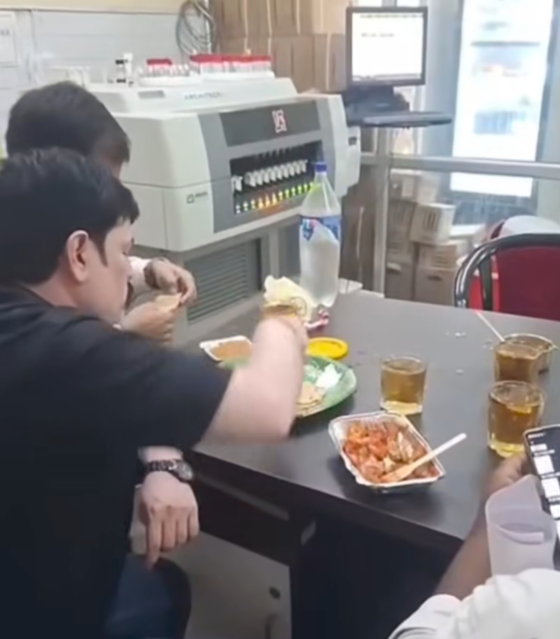 दीनदयाल अस्पताल की पैथोलॉजी बनी 'मयखाना', मरीजों के खून की जांच वाली मेज पर सजी जाम और चिकन की दावत!