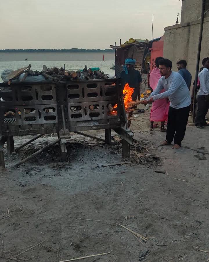  रिश्तों के कत्लगाह के बीच काशी में जिंदा दिखी इंसानियत: कलयुगी बेटों ने घाट पर मरने के लिए छोड़ा, &lsquo;अमन कबीर सेवा न्यास&rsquo; ने बेटा बन दिया अर्थी को कंधा!