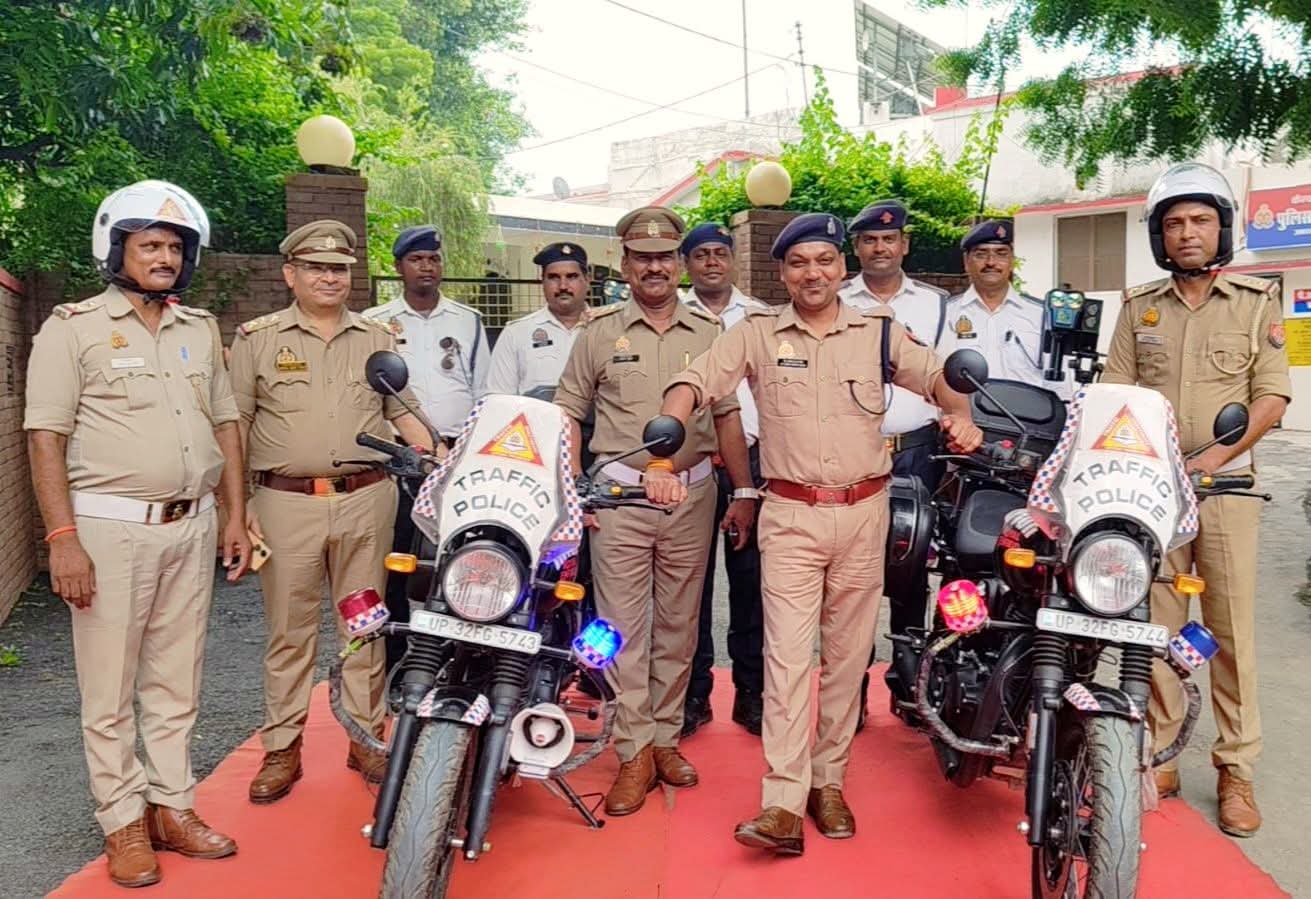 गाजीपुर पुलिस को मिलीं दो अत्याधुनिक इंटरसेप्टर बाइकें, SP ने हरी झंडी दिखाकर किया रवाना