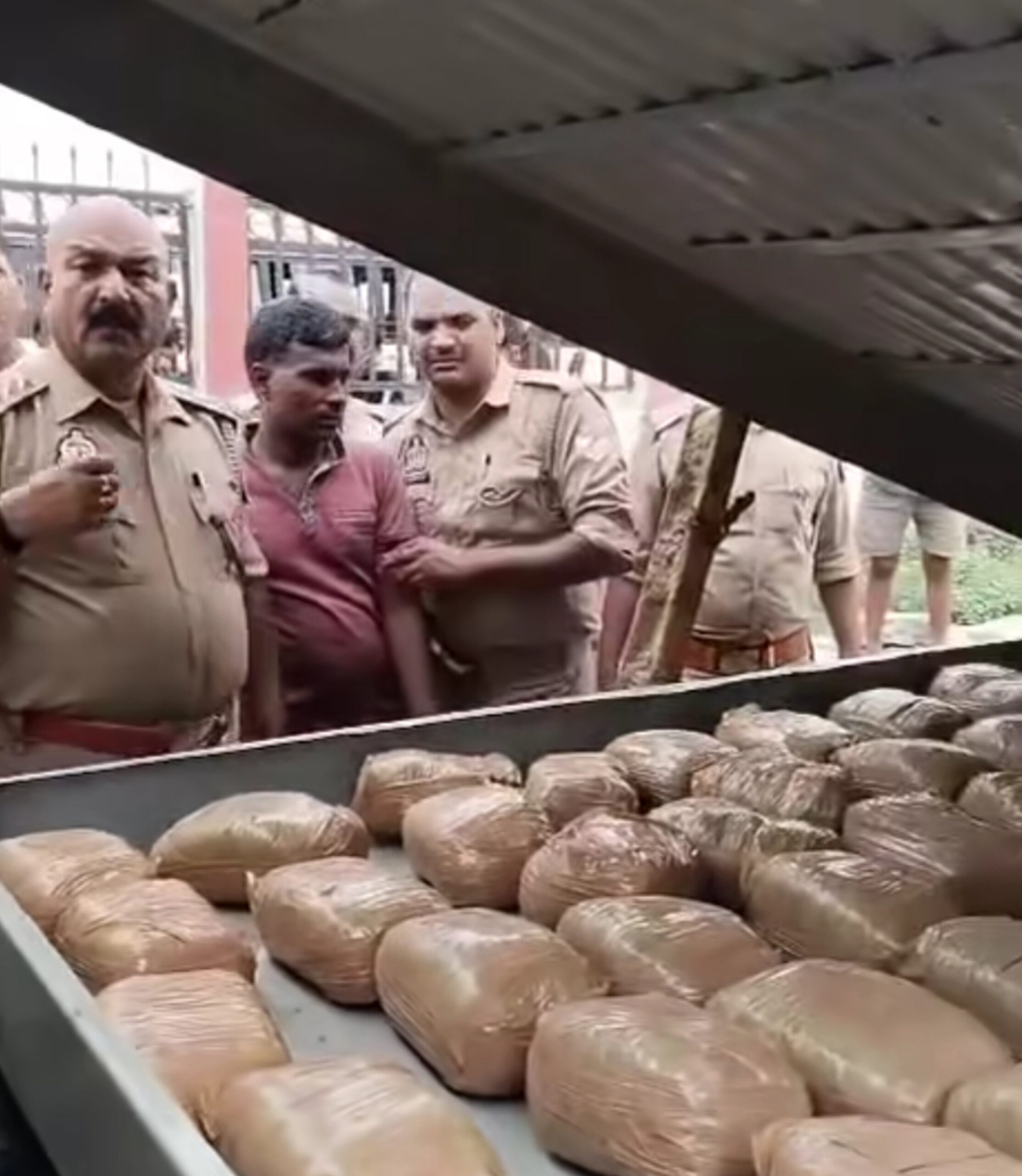 छोटे हाथी में बना था सीक्रेट चैंबर! सिगरा पुलिस ने 31 किलो गांजे के साथ दो तस्करों को दबोचा