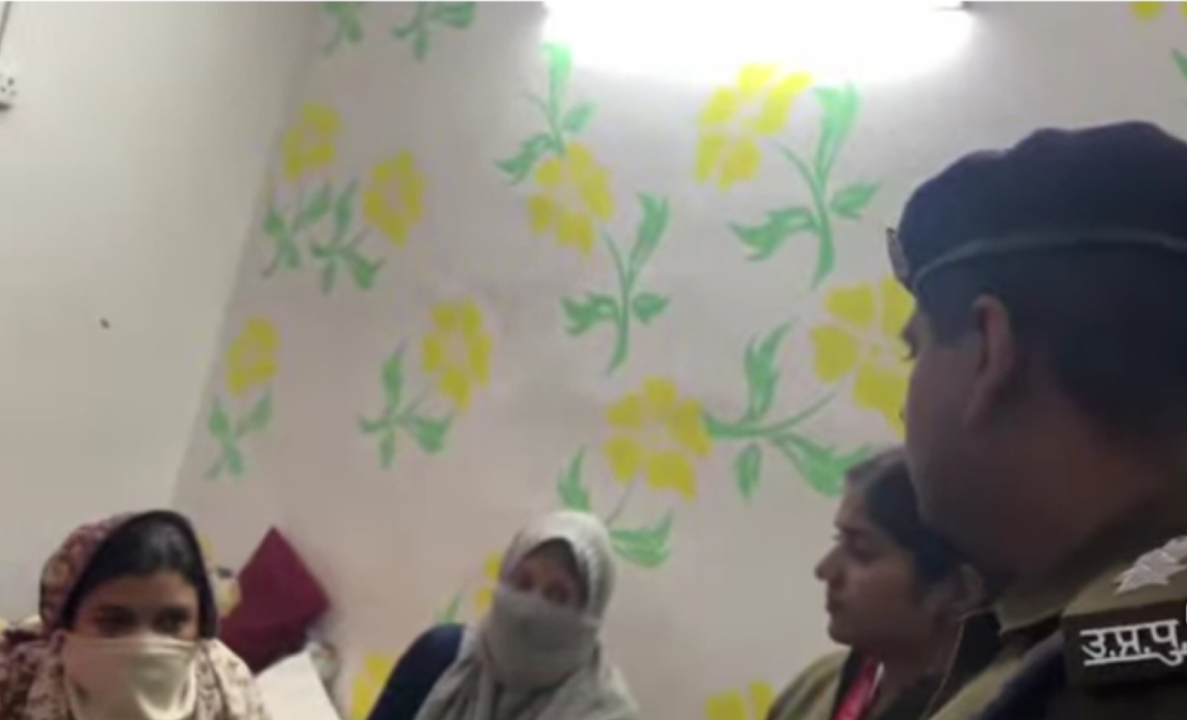 गेस्ट हाउस है या 'अय्याशी' का अड्डा? त्रिदेव मंदिर के पास चल रहा था जिस्म का धंधा!