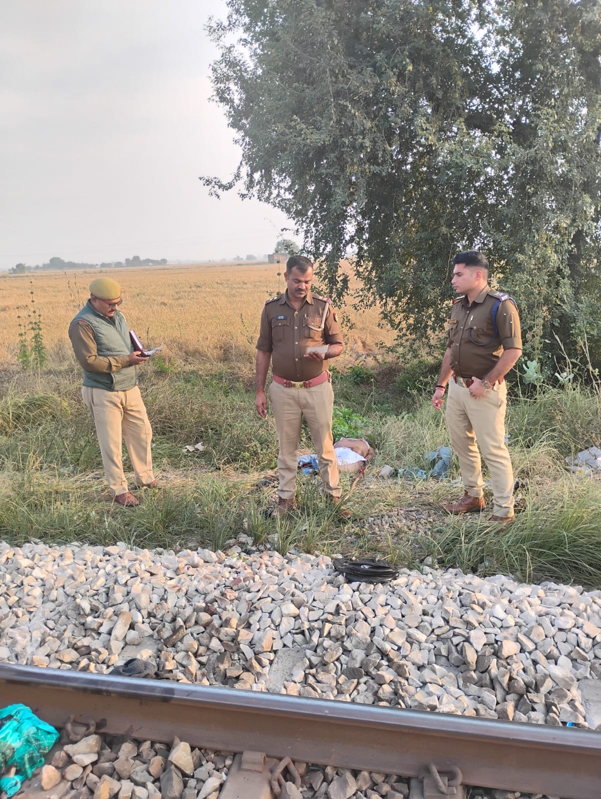 ट्रेन के आगे कूद कर युवती ने की आत्महत्या , ट्रेन में फंसकर दूर तक घसीटता रहा शव