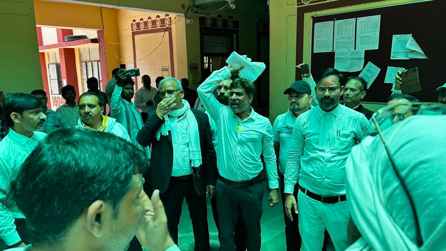 SDM सदर के खिलाफ अधिवक्ताओं का प्रदर्शन, 'काशी छोड़ो' के नारों से गूंजी तहसील